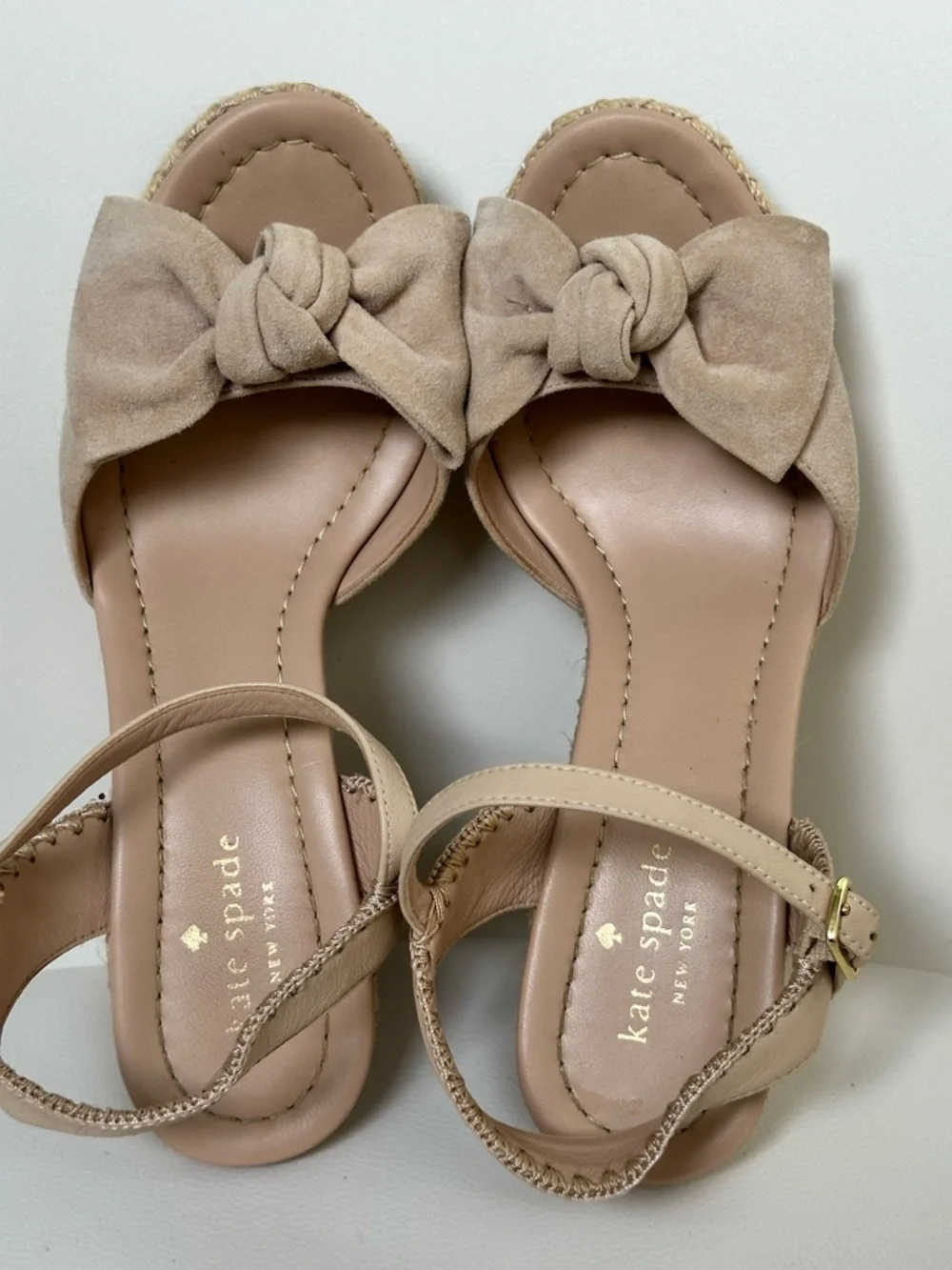 Kate Spade Women’s Beige Suede Knotted Bow Espadrille Wedge Sandals Size 7.5 M - Picture 10 of 16